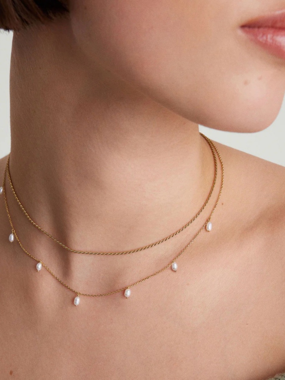 MEJURI - Tiny Pearl Station Necklace - 18k Gold Vermeil, Pearl - Picture 4 of 5